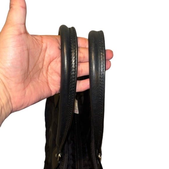 Excellent Chanel Paris New York Tote - Picture 4 of 15